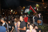 بالفيديو: العشرات يتظاهرون في دوار الساعة بيافا نصرة لقطاع غزة 